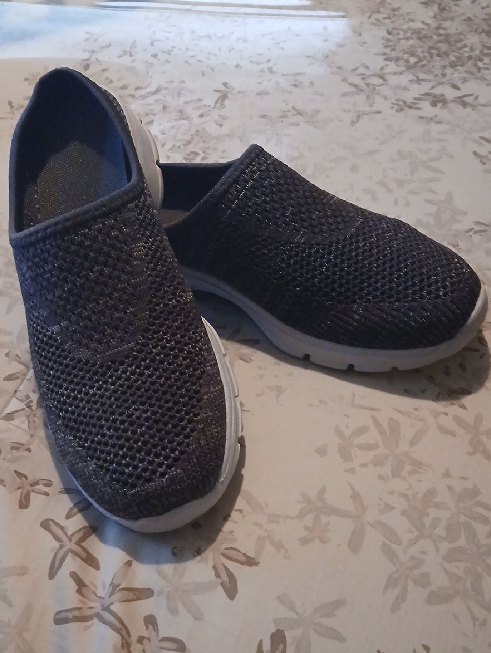 Slip-On Mesh Womans Casual Shoe Size 39 (US 8/8.5)